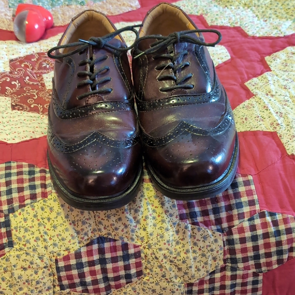 Freeman Men's Burgundy Wingtips Size 13. (Cl15)